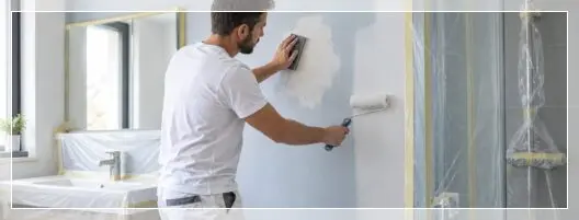 Peintre professionnel rénovant une salle de bain